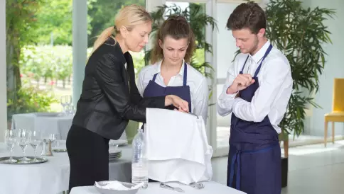 Métiers de l’hôtellerie-restauration : salaires et carrières 2025